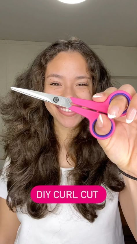 Haircut In Curly Hair, Short Hair Cuts For Wavy And Curly Hair, Diy Curly Bob Haircut, Ghost Cut Hair, Curly Hair Cuts Tutorial, Curly Haircut At Home, How To Cut Your Hair Short, How To Cut Curtain Bangs Curly Hair, Diy Wavy Haircut