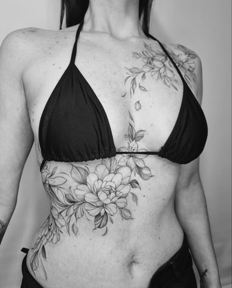 Tattoo Ideas Female Half Sleeve, Floral Back Tattoos, Hip Thigh Tattoos, Tato Henna, Muster Tattoos, Hip Tattoos Women, Floral Tattoo Sleeve, Chest Tattoos For Women, Chest Piece Tattoos