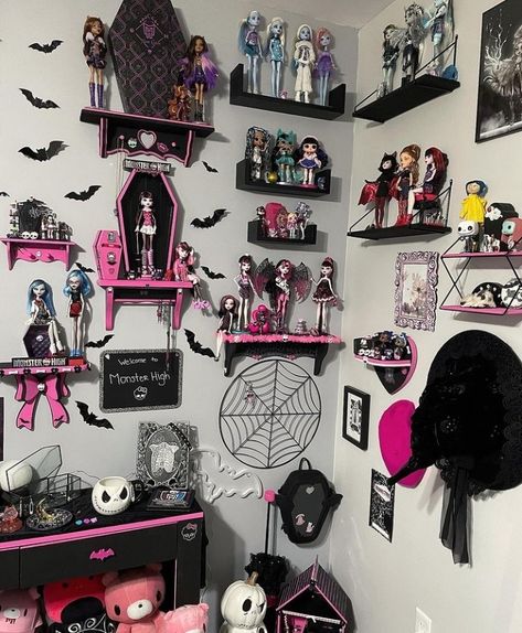 Monster High Collection Aesthetic, Monster High Themed Bedroom, Monster High Display Ideas, Monster High Room Ideas, Monster High Bedroom Ideas, Draculaura Bedroom, Monster High Display, Monster High Decor, Monster High Room Decor