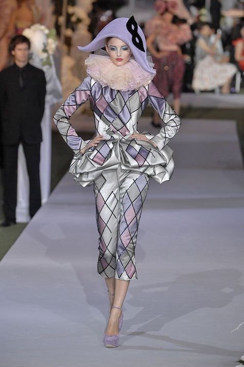 7992_hw.christiandior.0.00100h Harlequin Fashion, Christian Dior Fall 2007, Dior Fall 2007, Harlequin Costume, Circus Fashion, Galliano Dior, 2007 Runway, Pierrot Clown, Fall Couture