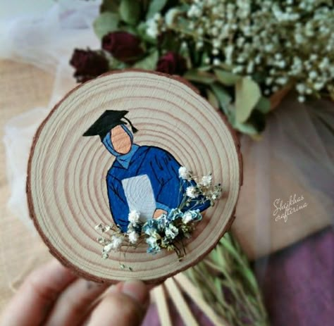 Graduation Painting Ideas, Graduation Painting, Diy Wood Engraving, Diy Embroidery Hoop Wall Art, Graduation Instagram, Diy Pottery Painting, Embroidery Hoop Wall Art, Craft Stalls, Islamic Art Canvas