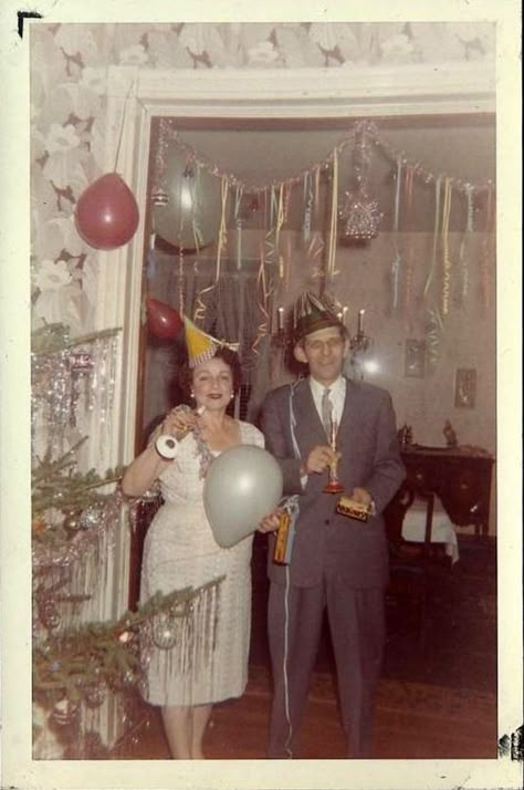 Vintage Happy New Year, Vintage Christmas Photos, New Year Photos, Nye Party, Vintage Birthday, Vintage Party, Christmas Past, New Years Eve Party, Vintage Holiday