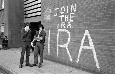 Masked men in front of wall graffiti exhorting people to join the IRA. Derry, Northern Ireland, 1971. Photo by Ian Berry I.r.a Ireland, Irish Republicanism, Irish Freedom, Ian Berry, Ireland Photos, Lisa Bell, Northern Ireland Troubles, Irish Independence, Wall Graffiti