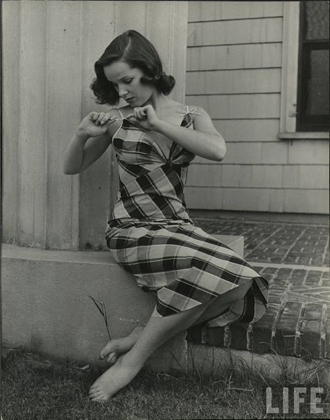 1940s Summer, 1940s Aesthetic, Nina Leen, 1940s Women, 1940s Woman, Line Skirts, Woman Aesthetic, The 40s, Vintage Inspiration