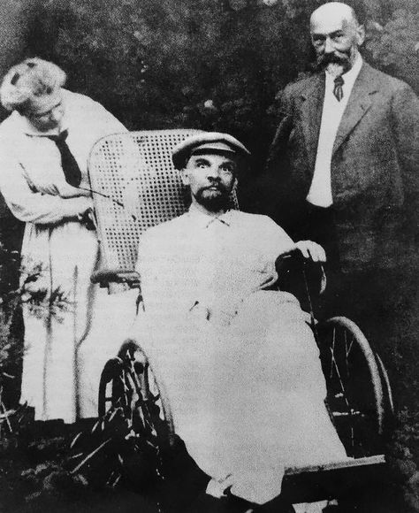 Vladimir Lenin’s Last Photo. He Had Had Three Strokes At This Point And Was Completely Mute, 1923 | Bored Panda Images Terrifiantes, Vladimir Lenin, History Articles, Rare Historical Photos, Hidden Photos, Russian History, History Photos, Historical Pictures, Soviet Union