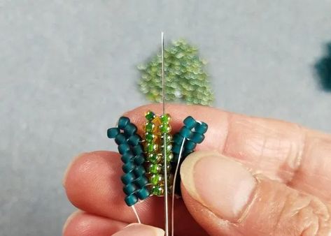 Bead Weaving 101 – Accelerated Flat Herringbone Stitch Herringbone Stitch Tutorial, Half Hitch Knot, Bead Weaving Tutorials, Herringbone Stitch, Beaded Flats, Ladder Stitch, Bead Weaving Patterns, 3d Shapes, Beading Needles