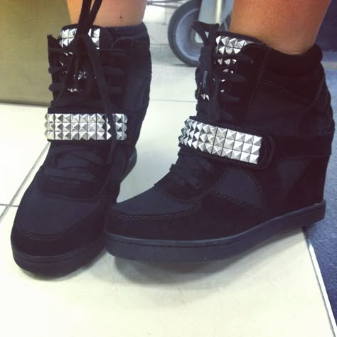 Steve Madden wedge sneakers Wedge Shoes Outfits, How To Style Wedge Sneakers, Sneakers 2000s, Shoes Aesthetic Sneakers, Wedge Sneakers Outfit, Sneakers Cute, Trashy Outfits, 2014 Tumblr, Trendy Shoes Sneakers