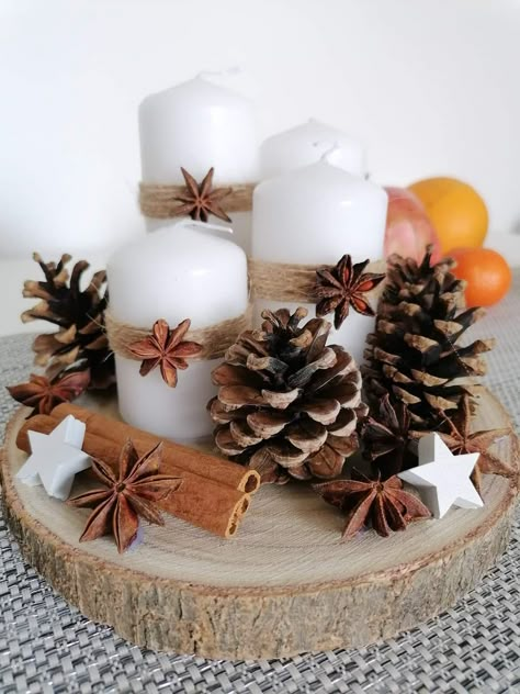 Christmas Decorations Centerpiece, Tafel Decor, Christmas Candle Decorations, Easy Christmas Decorations, Advent Candles, Xmas Diy, Easy Christmas Diy, Christmas Crafts Decorations, Christmas Settings