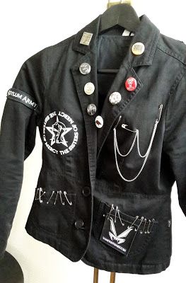 Caroline Sometimes: DIY Marathon!  Old school goth / 80s goth / trad goth blazer Punk Blazer Diy, Punk Blazer, Diy Goth Clothes, Goth Jacket, Punk Fashion Diy, 80s Goth, Goth Subculture, Battle Jacket, Goth Look