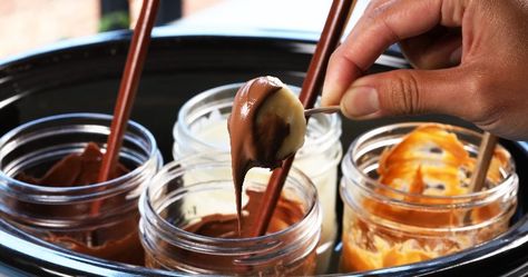 How to make melted chocolate in the slow cooker (video) Mason Jar Fondue Crock Pot, Melting Chocolate In Crock Pot For Dipping, Melt Chocolate In Crock Pot, Crock Pot Chocolate Fondue, Melting Chocolate In Crock Pot, Crockpot Fondue, Melt Chocolate For Dipping, Fondue Ideas, Easy Fondue