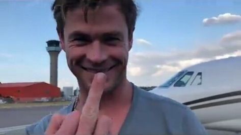 Flipping Off Aesthetic, Chris Hemsworth Gif, Chris Hemsworth Funny, Infinity Marvel, Flipping Off, Chris Hemsworth Thor, Avengers Cast, Marvel Cast, Point Break