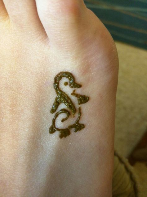 Shark Henna Designs, Small Henna Designs Hand Simple, Henna Ideas Aesthetic, Henna Inspo Simple, Small Henna Designs Hand, Animal Henna Designs, Summer Henna Designs, Easy Henna Designs For Beginners, Neck Tattoo Women