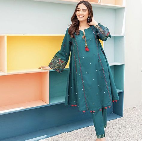 New Summer Dress Design Pakistani, Winter Dress Designs Pakistani 2022, Pakistani Dress Design Salwar Kameez Simple Lawn, Dress Dizain, Frock Style Suit, Short Frock Design, Lawn Frock Design, Dress Design Pakistani, Short Frock