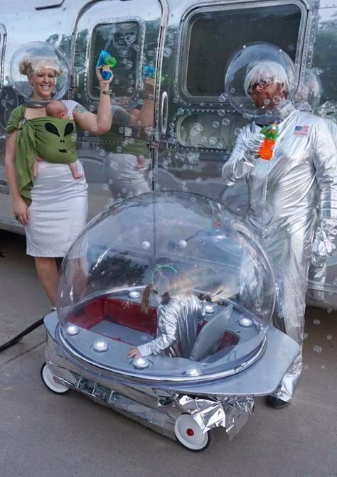 Stop Everything and Admire This Family’s Alien Costumes — Complete With a UFO Wagon! Alien Costume Kids, Alien Costume Ideas, Alien Costume Halloween, Girl Alien Costume, Diy Alien Costume, Xenomorph Costume, Wagon Costume, Alien Costume Women, Alien Costumes