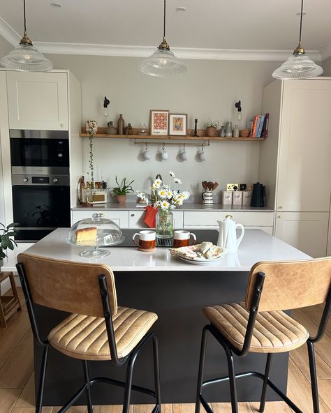 I’m sat here looking at these squares while also watching Paul cut the hedge. Priorities right! Here’s some snaps of my kitchen, I know my place 😂 #kitchen #kitchenisland #kitchenshelf #kitchendesign #oldandnew #stillsunday I Know My Place, Howdens Chelford, Know My Place, Shaker Drawer Fronts, Kitchen Door Styles, All Black Kitchen, Charcoal Kitchen, Kitchen Shaker, Woodgrain Pattern