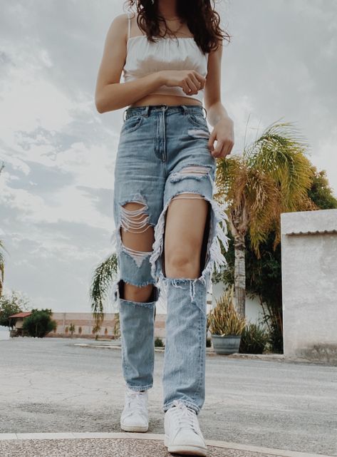 Ripped Jeans Outfit Aesthetic, Ripped Mom Jeans Outfits, Torn Jeans Outfit, Basic Girl Outfits, Jeans And Crop Top Outfit, Damaged Jeans, Hollister Mom Jeans, Crop Top And Jeans, Outfit Ripped Jeans