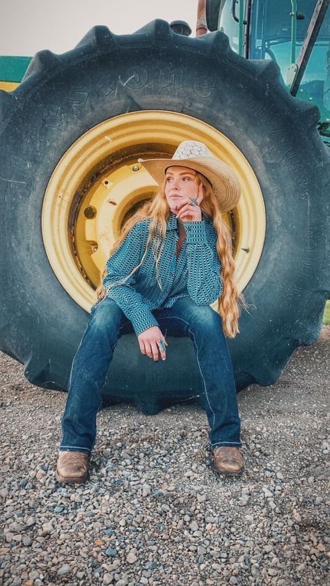 Tractor Senior Pictures, Western Senior Pictures Outfit, Western Senior Picture Ideas, Cowgirl Senior Pictures, Farm Senior Pictures, Western Shoot, Western Pictures, Outfit Vaquero, Western Photo Shoots