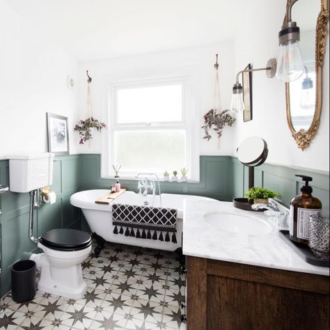 Drømme Bad, Industrial Style Bathroom, Best Bathroom Designs, Victorian Bathroom, Cottage Bathroom, Downstairs Bathroom, Upstairs Bathrooms, Bathroom Wall Lights, Green Bathroom