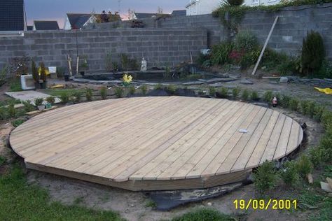 Round Deck Ideas, Yoga Deck Outdoor, Round Patio Ideas, Circular Garden Design, Cafe Chill, Circle Patio, Round Gazebo, Yoga Deck, Circular Garden