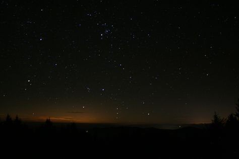 lie back and look at the stars in the sky Laying Under The Stars, Night Sky Hd, Well Images, Dark Black Wallpaper, Dark Background Wallpaper, Wallpapers Ipad, Sky Images, Night Sky Wallpaper, Night Background