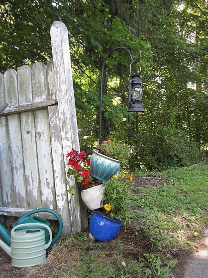 i want to do Shepherd Hook Ideas, Topsy Turvy Planter, Flower Pot Tower, Outside Decor Ideas, Bird Bath Planter, Patio Backyard Ideas, Hook Ideas, Flower Bed Plants, Unique Planters