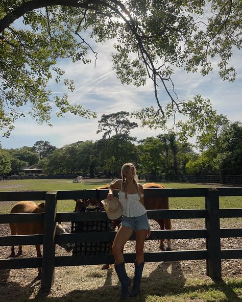 horsie girl🐴🤠 | Instagram Miley Cyrus Summer, Blonde Cowgirl, Countryside Girl, Miley Stewart, Country Summer, Cowboy Baby, Southern Outfits, Summer Movie, Rose Hill