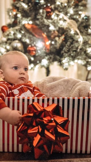 Baby In Christmas Box Picture, Baby Christmas Picture Ideas, Baby Christmas Photoshoot, Christmas Picture Ideas, December Pictures, Xmas Pics, Seasonal Photography, Christmas Baby Pictures, Twin Photos