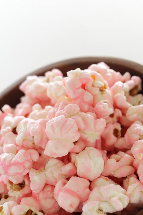 Popcorn Pink Snack Pink Snacks For Party Food Ideas, Wicked Snacks, Pink Themed Food, Pink Food Board, Food Pink Aesthetic, Pink Foods For Party, Pink Deserts, Pink Popcorn Recipe, Pink Appetizers