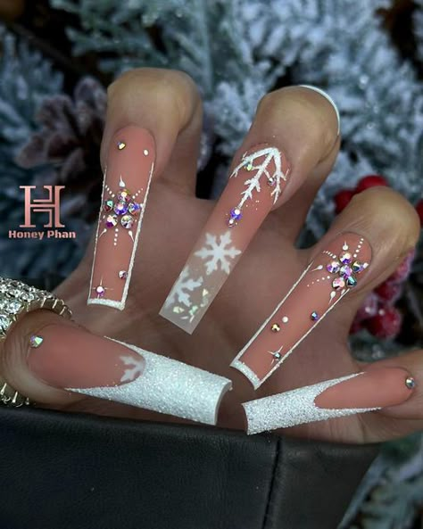 Christmas Nail Designs Acrylic, Coffin Tips, Nail Noel, Nail Art Noel, Holiday Nails Winter, Winter Nails Acrylic, Nails Design With Rhinestones, Snowflake Nails, Christmas Nails Acrylic