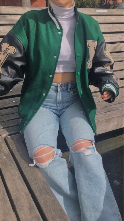 Letterman Jacket Outfit, Baseball Jacket Outfit, Fashion Mumblr, Capsule Wardrobe Women, Blue Mom Jeans, 90s Inspired Outfits, La Outfits, Jacket Outfit, Swaggy Outfits