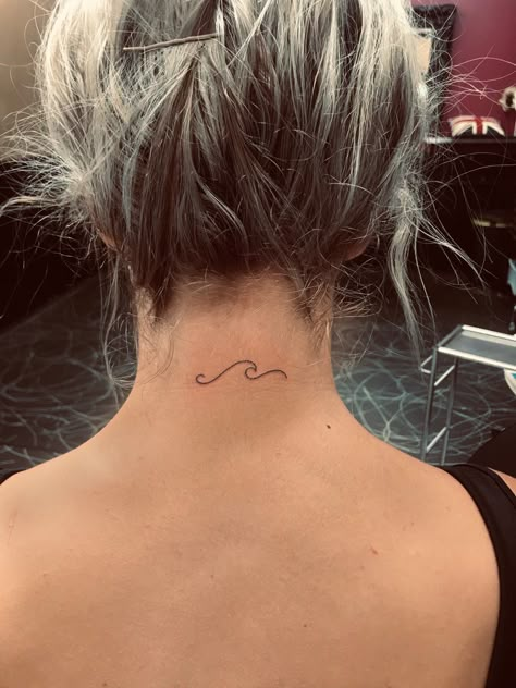 Wave Tattoo Back Of Neck, Wave Behind Ear Tattoo, Wave Neck Tattoo, Behind The Neck Tattoos, Simple Wave Tattoo, Basic Tattoos, Vacation 2024, Palm Tattoos, Wave Tattoo