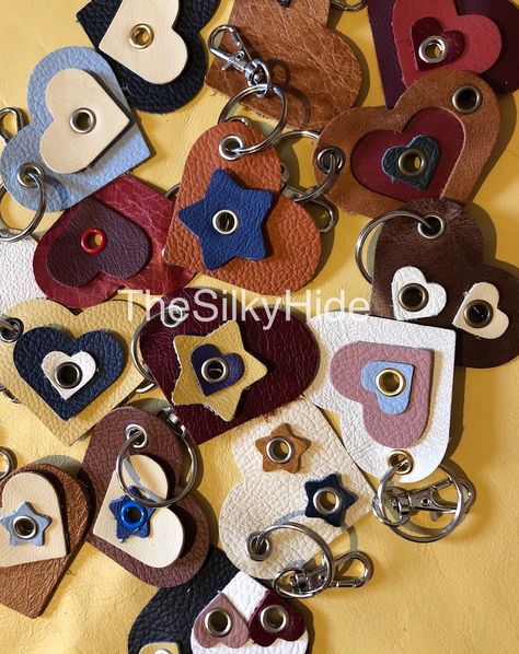 Leather Keyring Diy, Little Gifts For Friends, Leather Keyrings, Diy En Cuir, Embroidery Purse, Tassel Bag Charm, Leather Jewelry Diy, Leather Heart, Heart Keyring