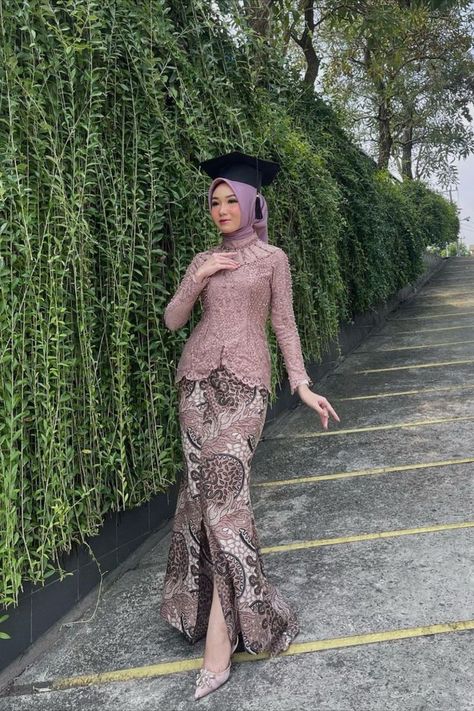 Model Kebaya Modern Wisuda, Model Kebaya Modern Hijab, Model Kebaya Wisuda, Renda Kebaya, Mix And Match Outfits Hijab, Model Dress Kebaya, Kebaya Lace, Kebaya Modern Dress, Dress Kebaya