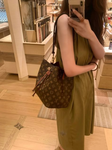 Everyday Louis Vuitton Bag, Lv Neonoe Outfit, Neonoe Louis Vuitton Outfit, Lv Handbags Outfit, Lv Bag Aesthetic, Neonoe Louis Vuitton, Vuitton Bag Outfit, Louis Vuitton Noe Bag, Louis Vuitton Outfit