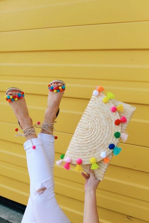 Dompet Koin Diy, Pom Pom Clutch, Pochette Diy, Diy Fashion Trends, Pom Pom Sandals, Diy Sandals, Clothing Diy, Pom Pom Crafts, Straw Clutch