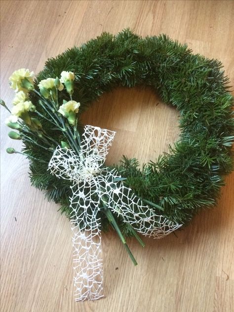 Grave Wreaths, Christmas Designs, Decor Project, Flowers Bouquet, Christmas Wreaths, Christmas Decorations, Holiday Decor, Plants, Flowers