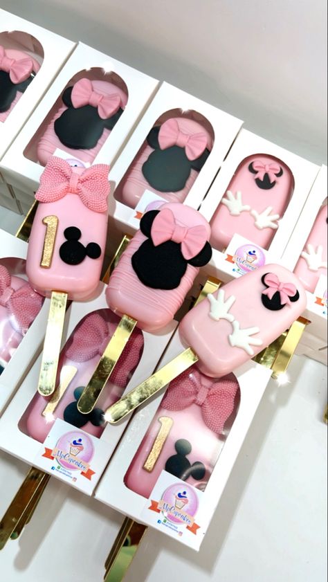 Minnie Mouse Cakesicles Ideas, Minnie Mouse Apples, Minnie Cakesicles, Minnie Mouse Dessert Ideas, Minnie Bday Party, Minnie Mouse Treat Ideas, Minnie Mouse Party Treats, Minnie Mouse Cakesicles, Mickey Mouse Cakesicles