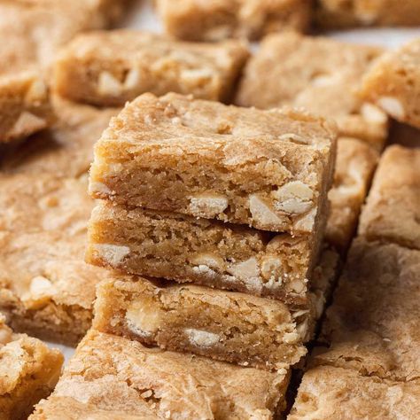 Best Blondie Recipe, Coconut Blondies, Best Blondies Recipe, Blondies Recipe Easy, Dessert Bars Recipes Easy, Blondie Dessert, Brownie Cake Recipe, Easy Dessert Bars, Blonde Brownies