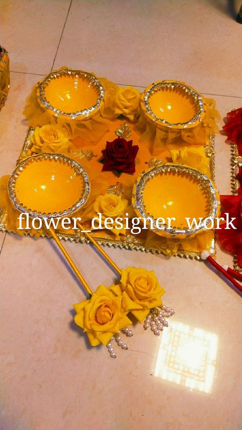 Haldi Palette, Manjha Decor, Haldi Thali Decoration Ideas For Muslims, Haldi Plate Decoration Ideas, Tilak Stick, Haldi Tray, Haldi Plate, Mehndi Platter, Haldi Platter