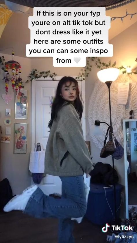 Aesthetic Outfits To Recreate, Indie Jeans Outfit, 90s Outfits Aesthetic Vintage, Budtender Outfit, Grunge Outfits With Blue Jeans, Art How Outfits, Grunge Outfits With Jeans, How To Style Skater Jeans, Instagram Grunge Aesthetic Clothes