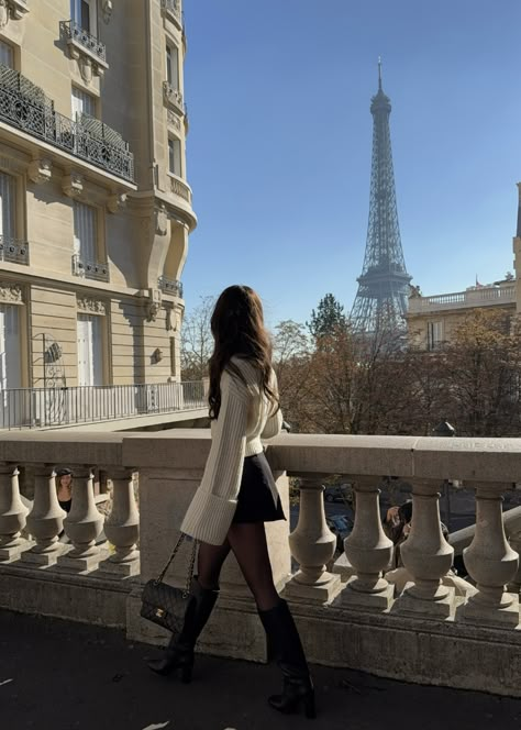 Trendy Paris Outfits, Paris Winter Aesthetic Outfit, Comfy Paris Outfits, Paris Fashion Student Aesthetic, Paris Girl Aesthetic Outfit, Cute Outfits For Paris Summer, Paris Outfits For March, Paris Outfits For February, Paris Museum Outfit