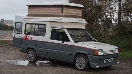 Despite the small size, there's enough room in the cabin for a cooktop and a sink with an exterior water hookup. Tiny Camper, Fiat Panda, The Cabin, Car Videos, Retro Cars, Fuel Economy, Chevrolet Camaro, Marbella, Camper Van