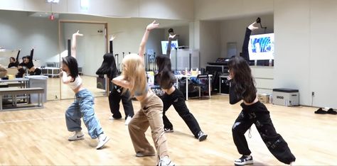 le sserafim Kpop Dance Studio, La Sserafim Work Out, Kpop Dance Practice Room, Kpop Dance Studio Aesthetic, Kpop Trainee Aesthetic, Kpop Trainee Life, Dance Practice Aesthetic, Le Sserafim Dance Practice, Kpop Idol Life