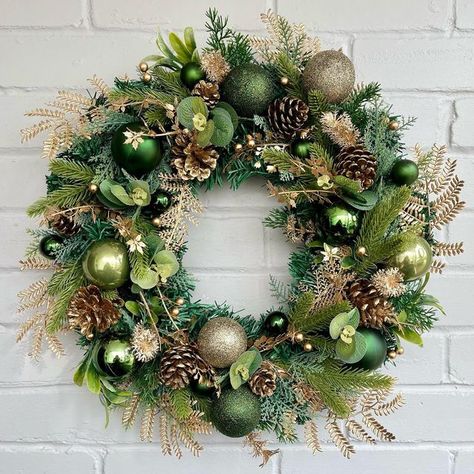 Sage Christmas, Green Gold Christmas, Green Christmas Wreath, Green Christmas Tree Decorations, Gold Christmas Wreath, Forest Christmas, Artificial Christmas Wreaths, Artificial Greenery, Gold Spray