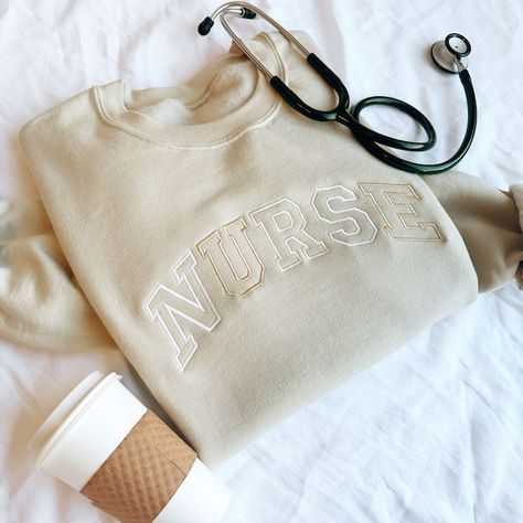 SEmbroideredBoutique - Etsy Canada Nurse Sweatshirt Ideas, Cricut Nurse Gifts, Cute Nurse Outfits, Gifts For A Nurse, Nursing Graduation Gifts, Nurse Embroidery Designs, Nurse Embroidery, New Nurse Gift, Nurse Accessories