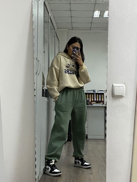 Green Sweatpants Outfit Winter, Dark Green Sweatpants Outfit, Green Sweatpants Outfit, Sweatpants Outfits Winter, Grey Top Outfit, Sweatpants Outfits For School, Aesthetics Outfits, Outfits Sweatpants, Green Pants Outfit