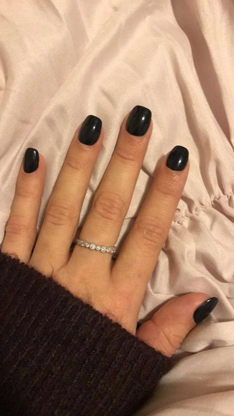 Squoval short black nails #squovalnails Short Black Nails, Squoval Acrylic Nails, Black Gel Nails, Coffin Nails Matte, Squoval Nails, Black Acrylic Nails, Short Gel Nails, Polygel Nails, Nails Tumblr