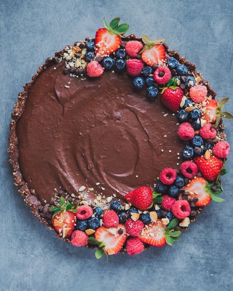 Salted Chocolate Cream Tart (Vegan & Gluten-Free) — Rainbow Plant Life Chocolate Cream Tart, Rainbow Plant Life, Tart Vegan, Coconut Smoothie Recipe, Best Vegan Desserts, Vegan Wedding Cake, Best Chocolate Desserts, Cream Tart, Energy Bar