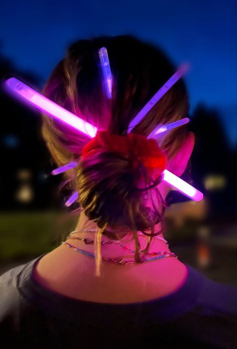 Glow Stick Hair Ideas, Glow Stick Outfit, Glow In The Dark Tape Ideas, Glowsticks Aesthetic, Glowstick Aesthetic, Neon Aesthetic Outfit, Glow In The Dark Party Outfit, Hair Jewelry Hairstyles, Glow In The Dark Party Ideas Outfit