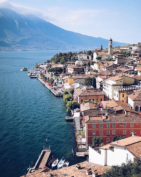 Pittoreske Urlaubsgrüße aus bella Limone 🍋 am Gardasee - so was von dolce vita, oder? Werbung/Ortsnennung unbeauftragt #journeyjeanny… Most Beautiful Places, Places To See, Paris Skyline, Beautiful Places, Vision Board, Most Beautiful, Italy, Hotel, Architecture